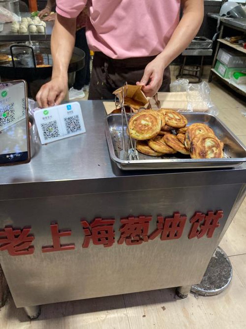 上海街头的小吃魅力：带你领略地道风情